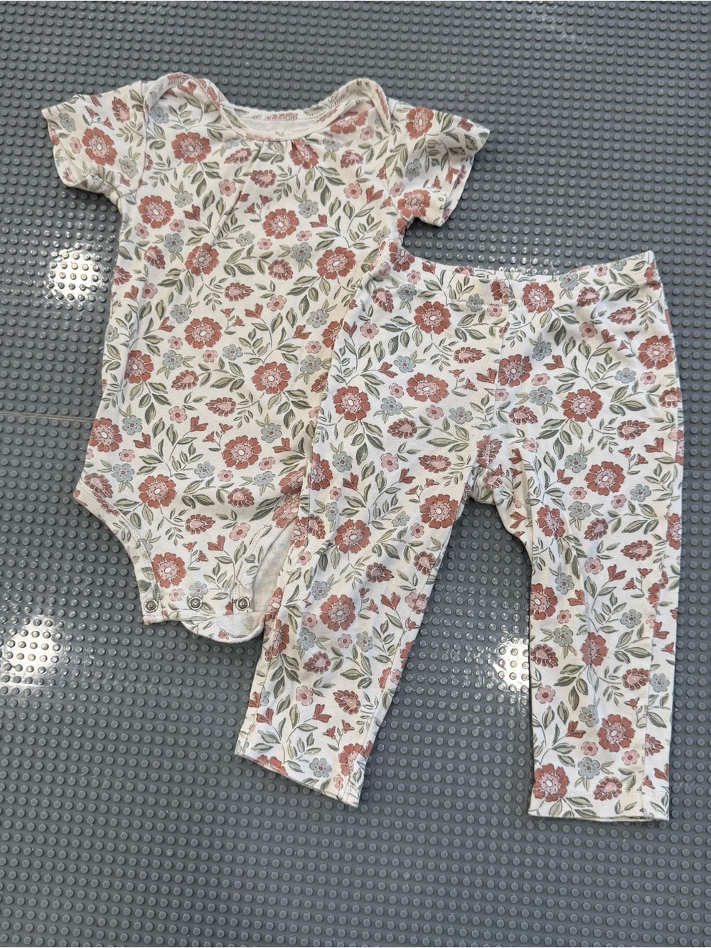 Carter’s short sleeve top with legging set size 18month